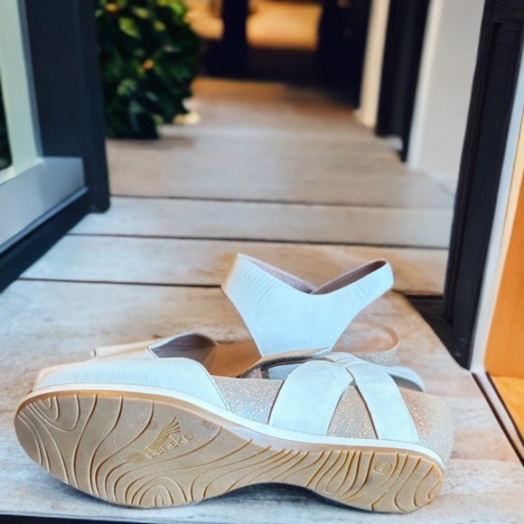 Dansko Cream Leather Vera Wedge Sandals Size 40. - Picture 6 of 11